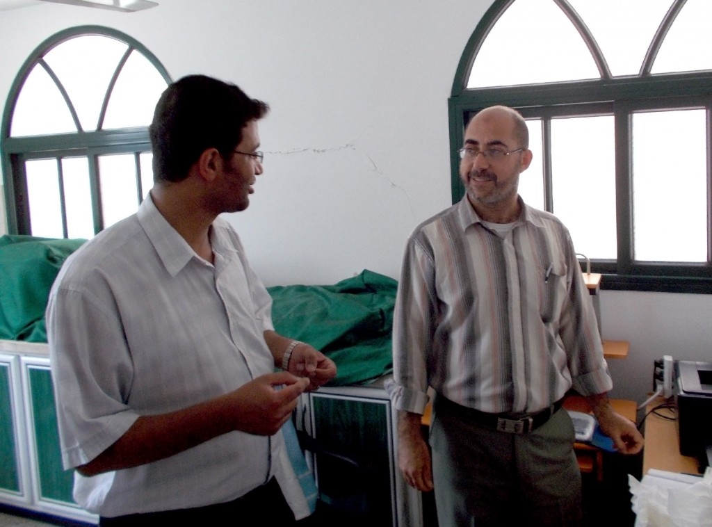 Ahmed Almassri (à gauche) et le technicien du laboratoire du dispensaire 