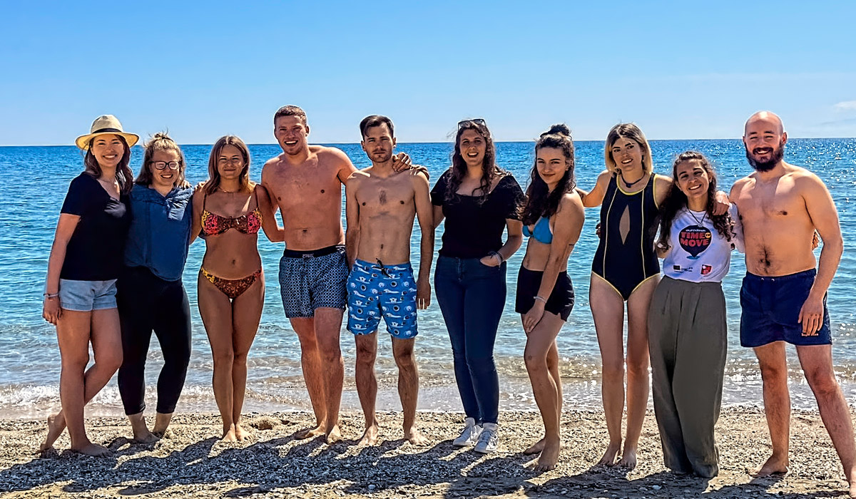 Plage-Groupe-Jeunes-Filles-Garcons-Amusement-Heureux