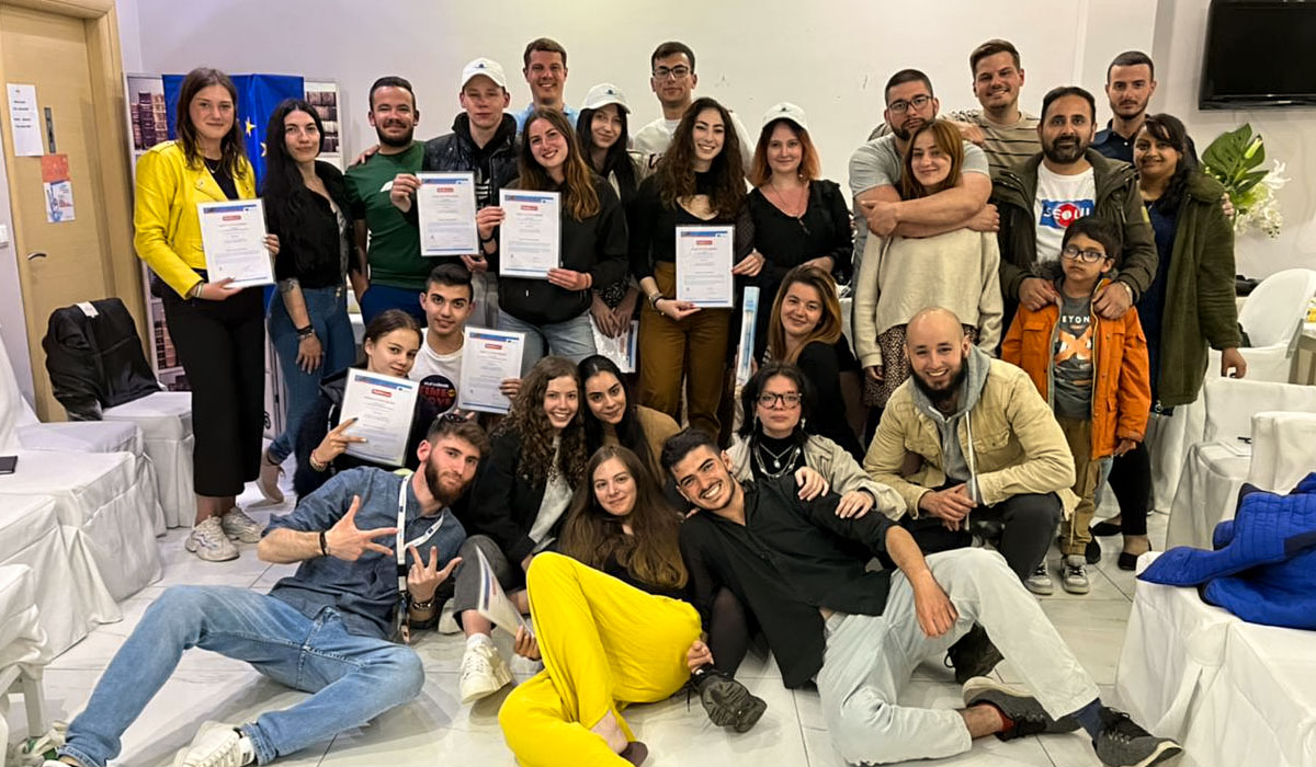 Remise-Certificat-Youthpass-Groupe-Erasmus-Plus-Formation-Heureux