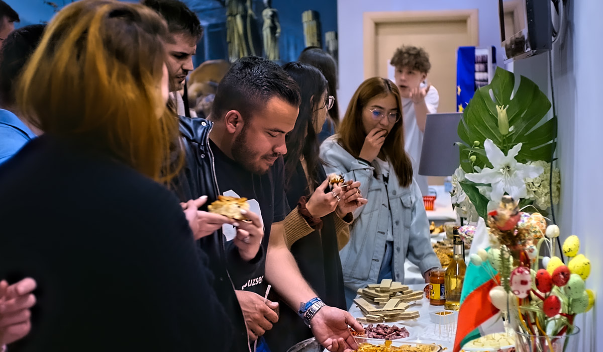 Soiree-Interculturelle-Buffet-Viande-Participants-Groupe-Repas