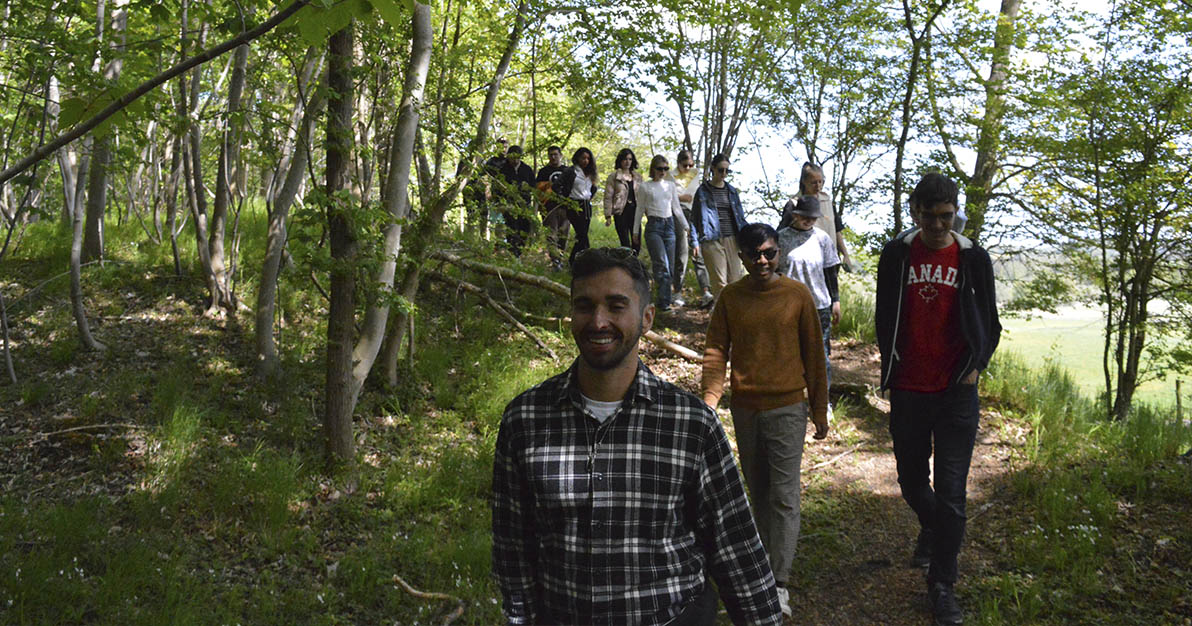 Balade-en-foret-groupe-de-jeunes-heureux