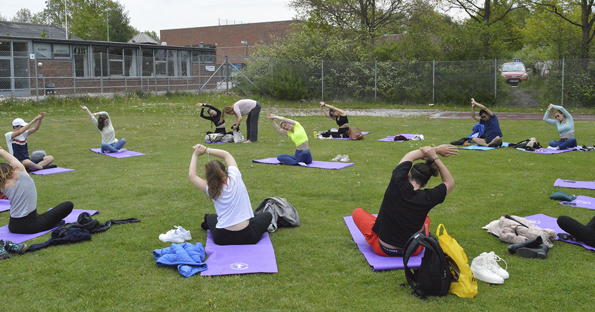 Yoga-Relaxation-Groupe-De-Jeunes-Meditation-Etirements
